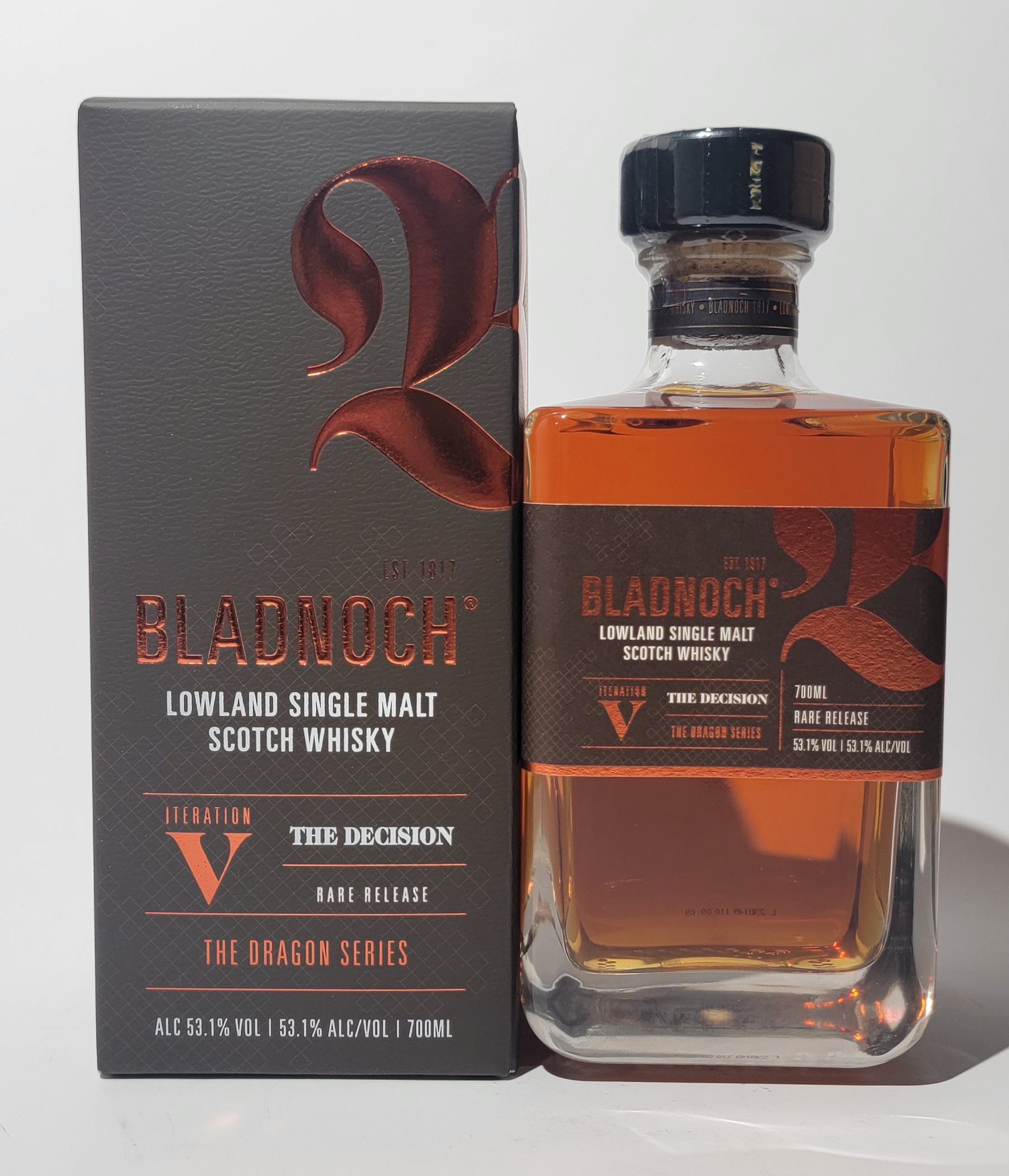 Flasche neben Verpackung - Bladnoch the Dragon Series Iteration 5