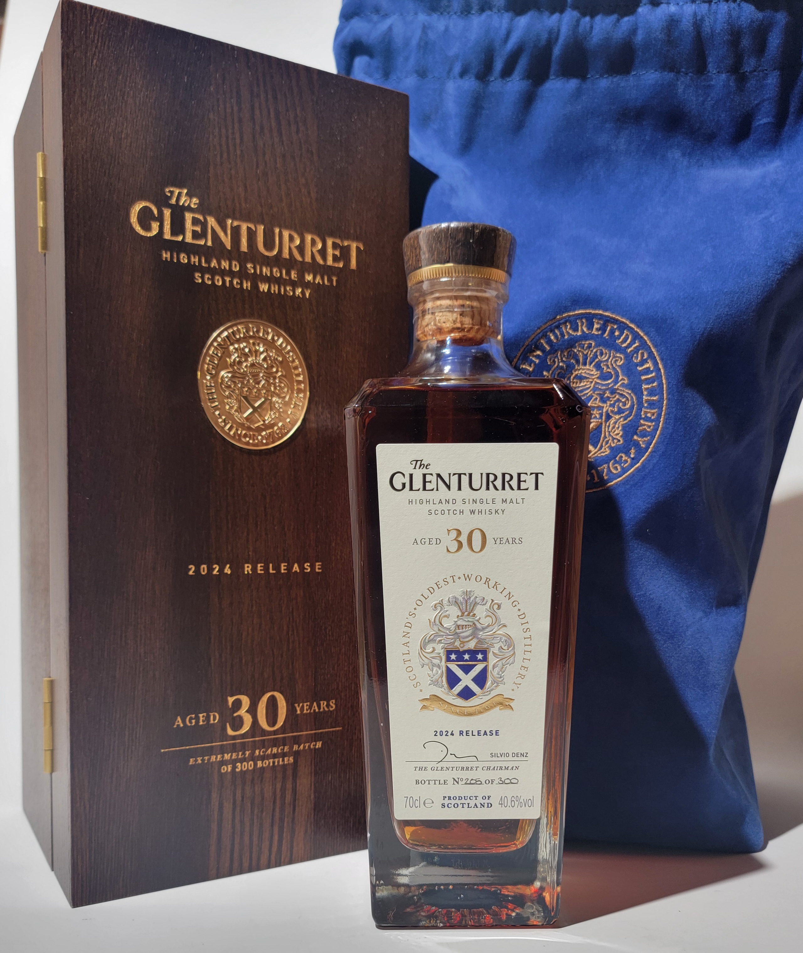 Außenansicht der Holzbox und Flasche des Glenturret 30 Years old 2024 Release