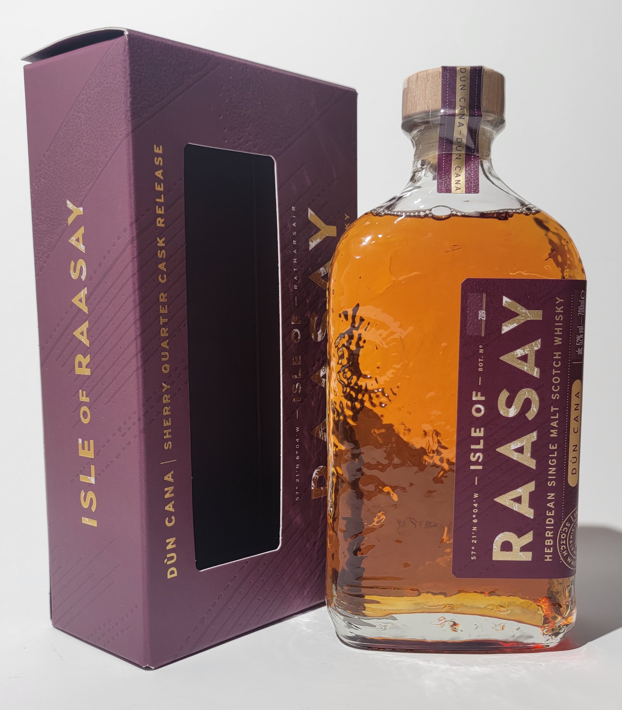 Flasche neben dem Karton des Raasay "Dun Cana"