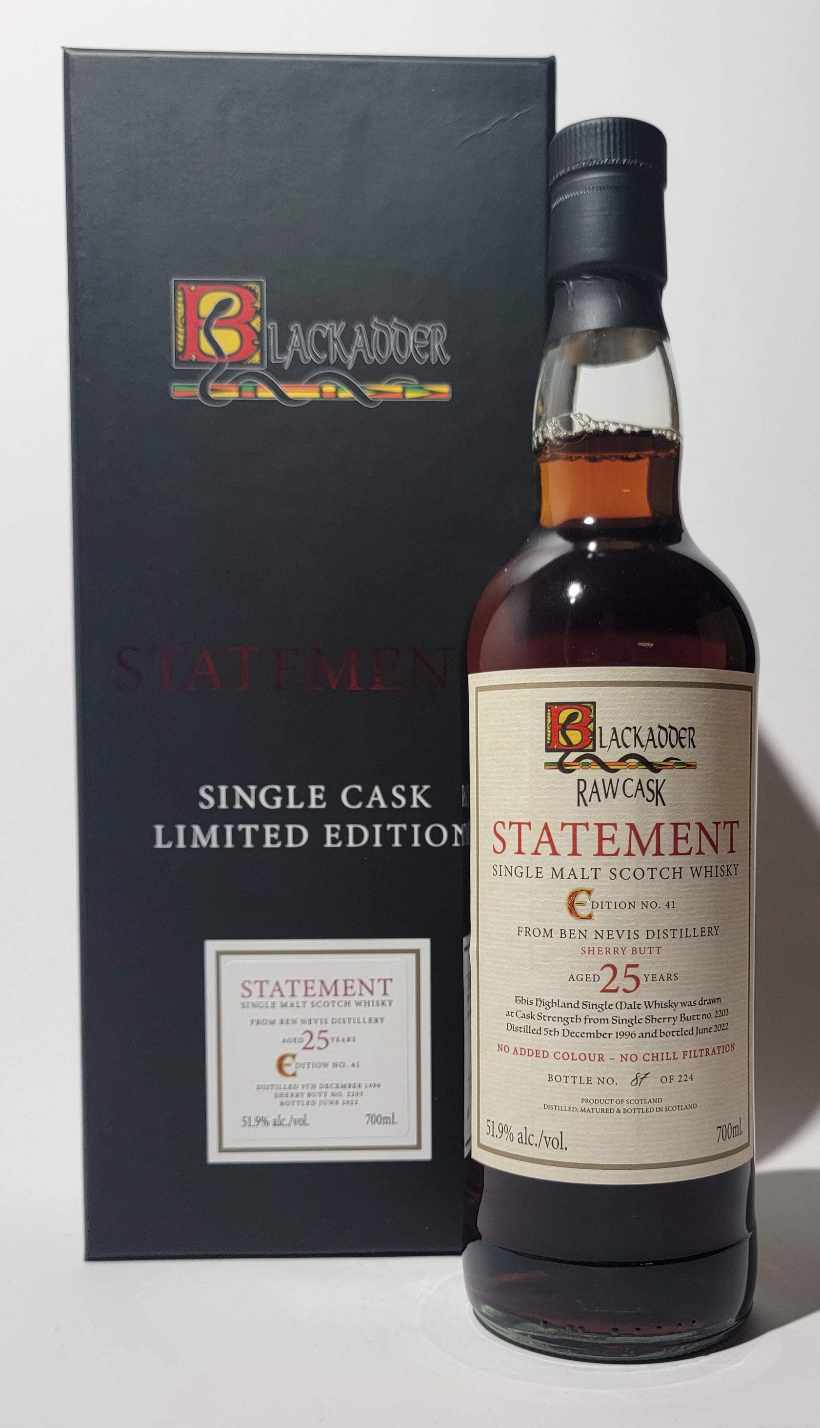 Flasche neben Verpackung des Blackadder Raw Cask Statement Ben Nevis 1996 25 Years Old