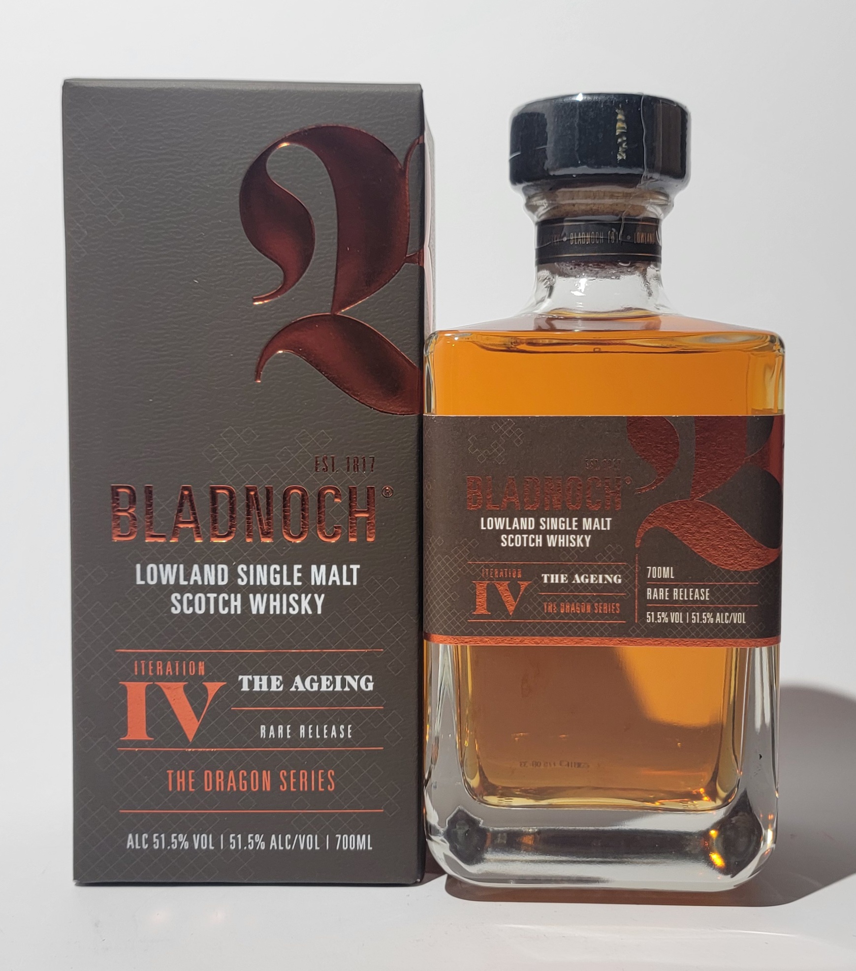 Bladnoch 'The Dragon Series' - Iteration 4 "The Ageing" Flasche neben Verpackungskarton - Bladnoch The Dragon Series Iteration 4