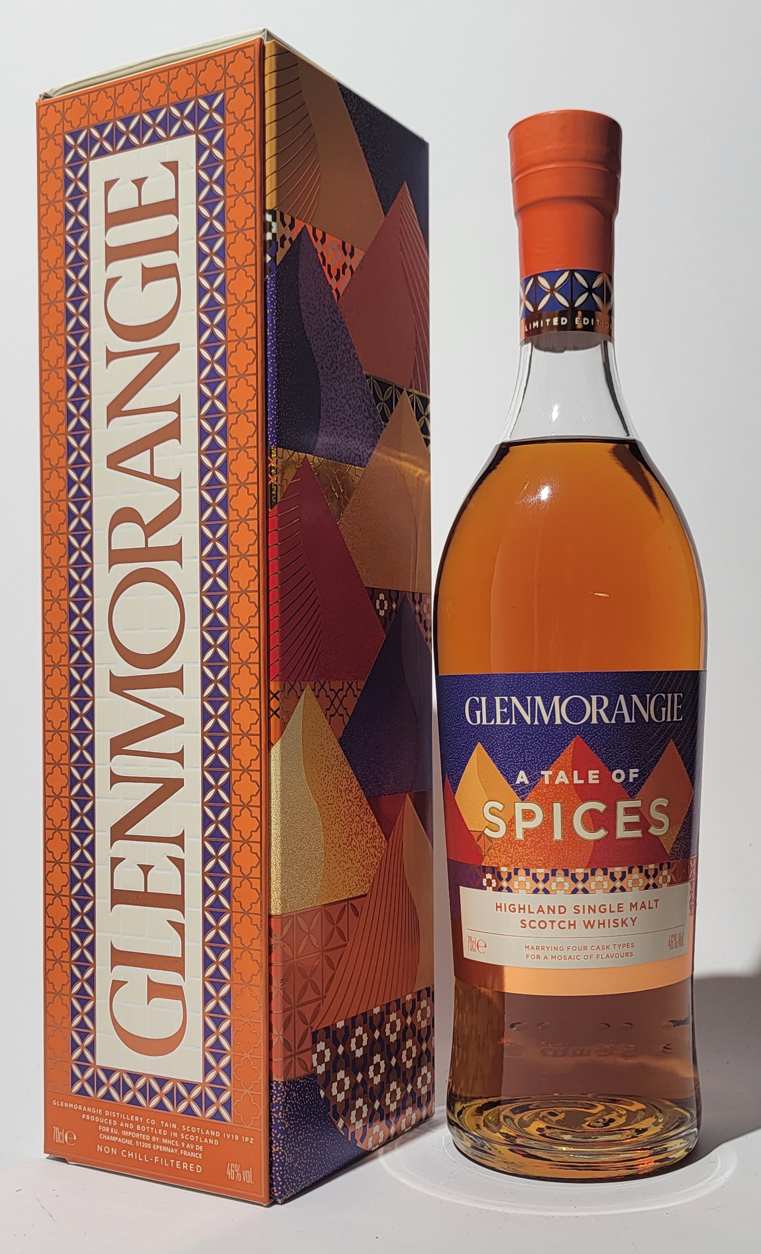 Falsche neben orange buntem Verpackungskarton (90 Grad gedreht)- Glenmorangie A Tale of Spices