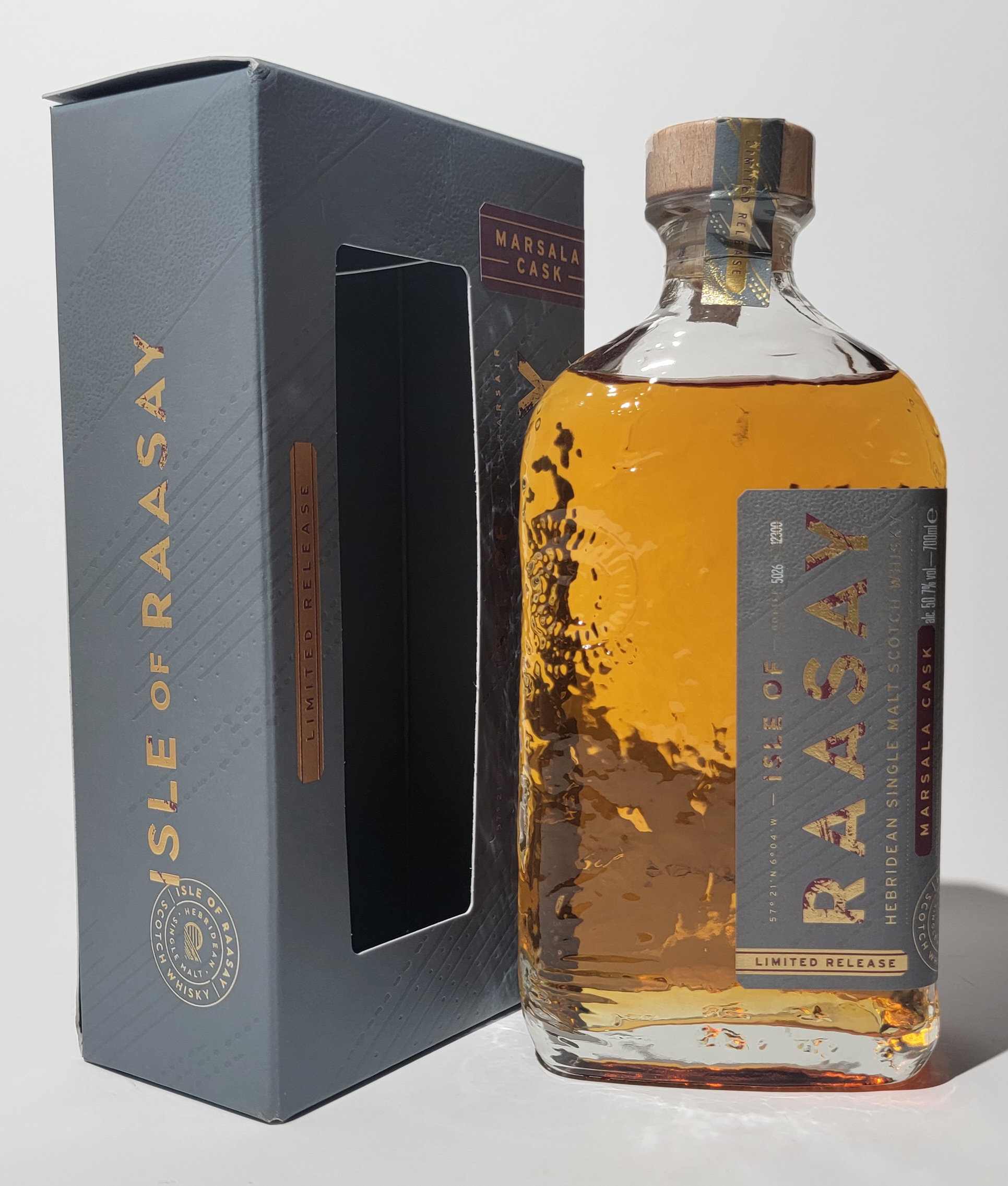 Flasche neben dem Karton - Raasay Single Malt Marsala Cask