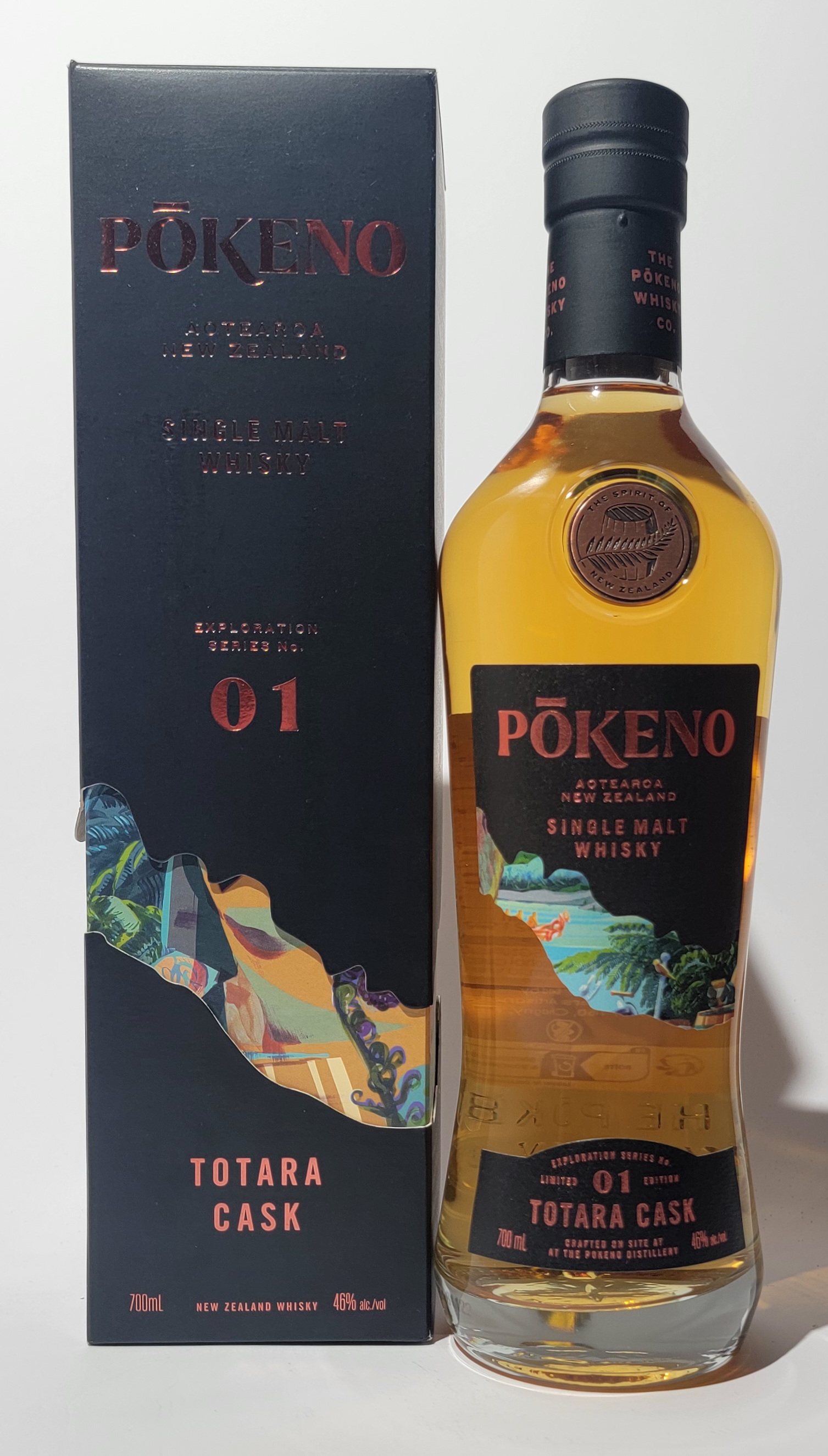 Flasche mit buntgestalltetem Verpackungskarton - Pokeno Totara Cask