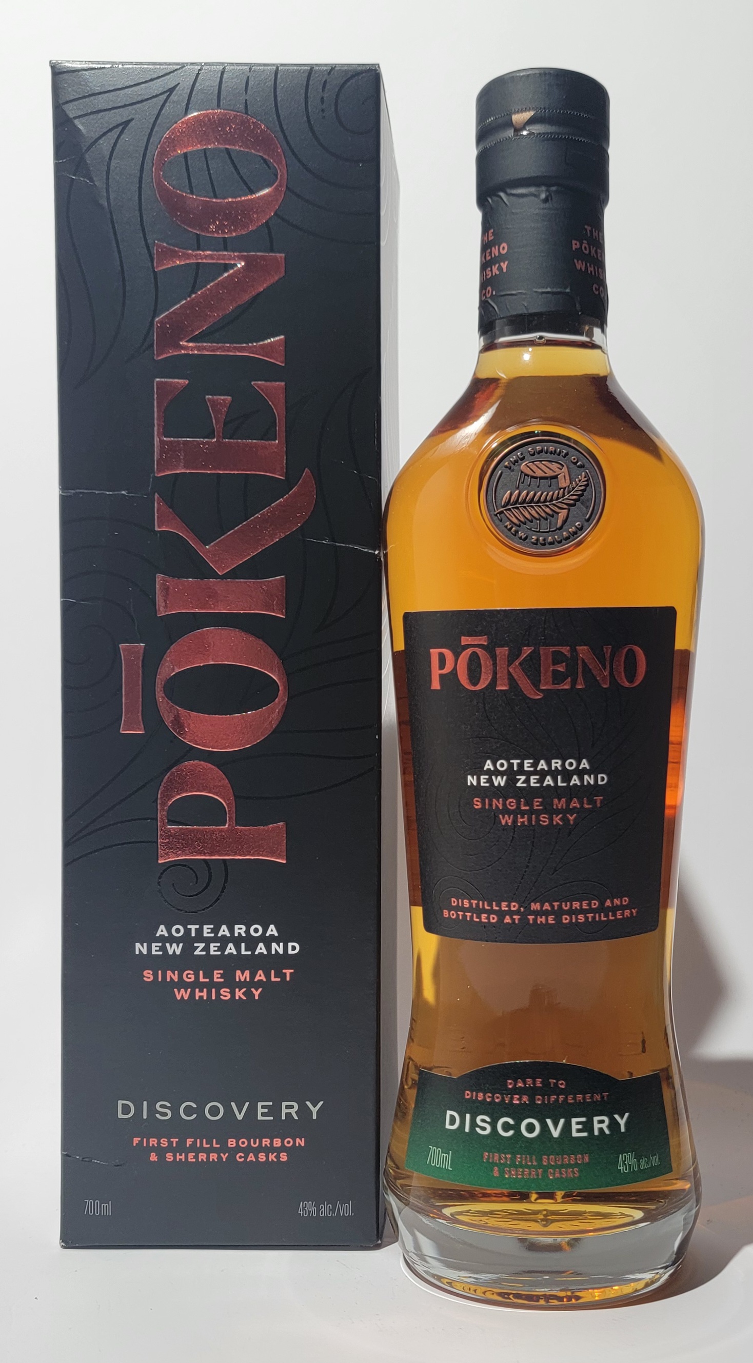 Flasche neben Verpackungskarton - Pokeno Discovery