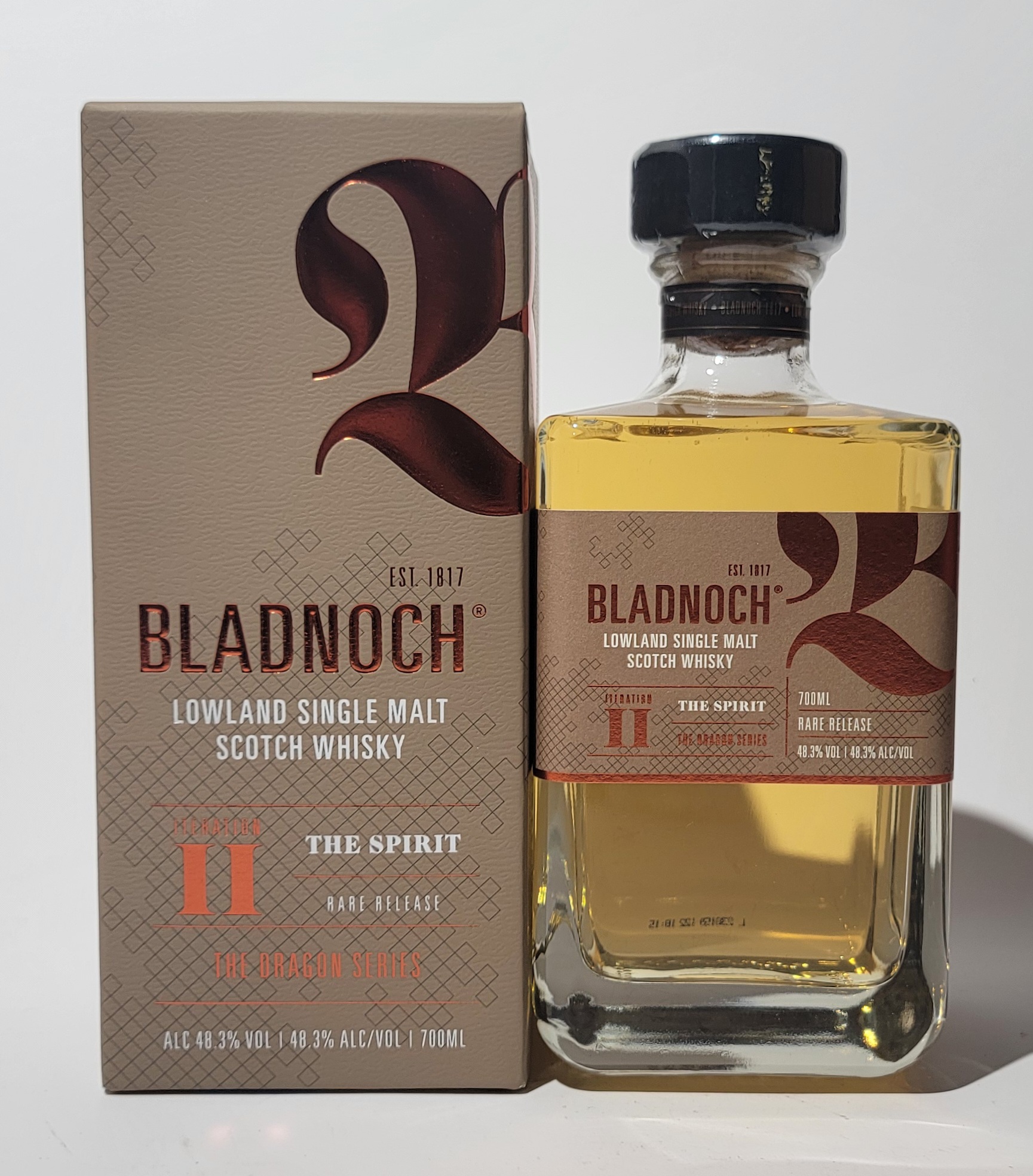 Flasche neben Verpackungskarton - Bladnoch The Dragon Series Iteration 2