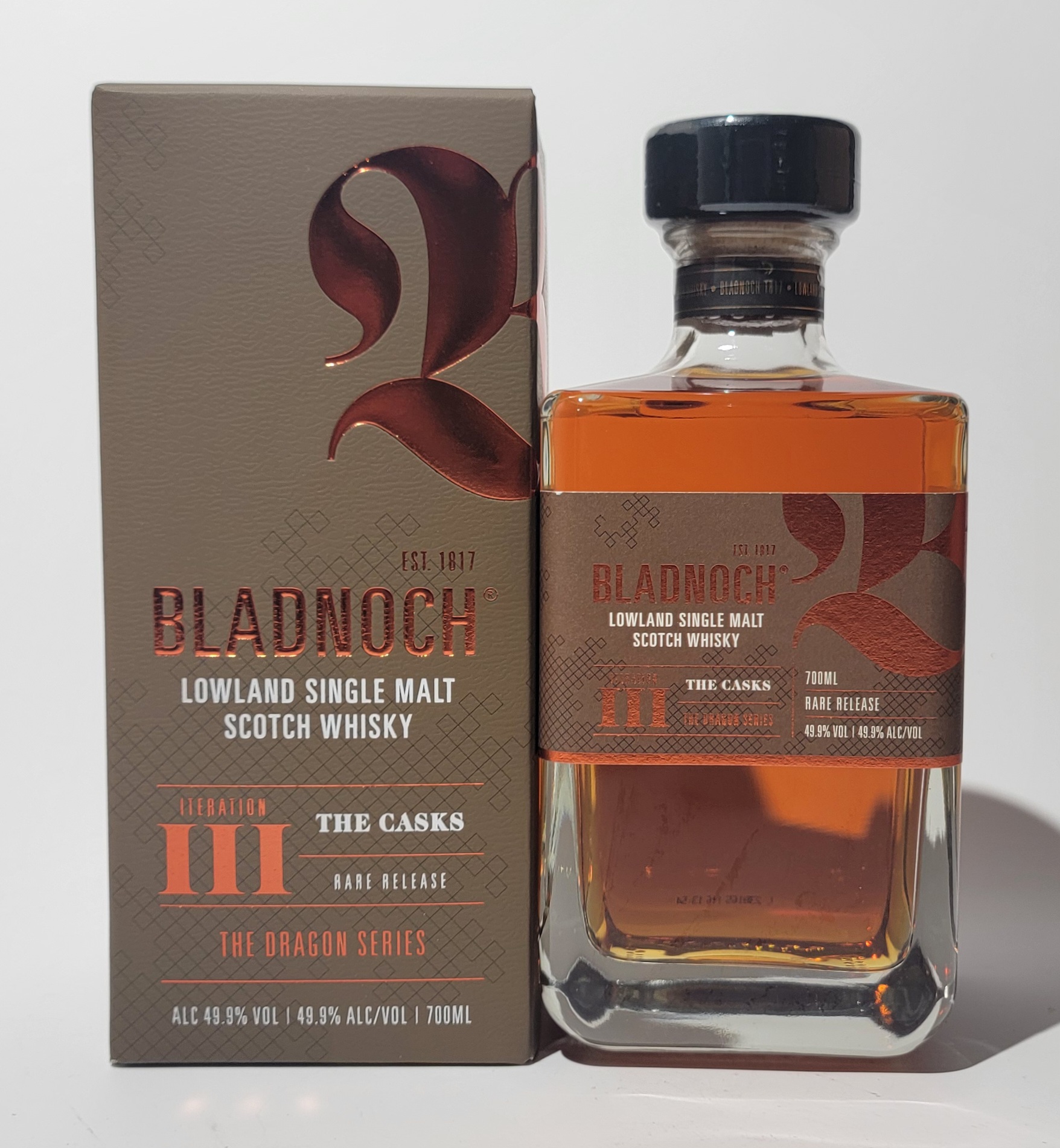 Bladnoch 'The Dragon Series' - Iteration 3 "The Casks" Flasche neben Kartonverpackung - Bladnoch The Dragon Series Iteration 3