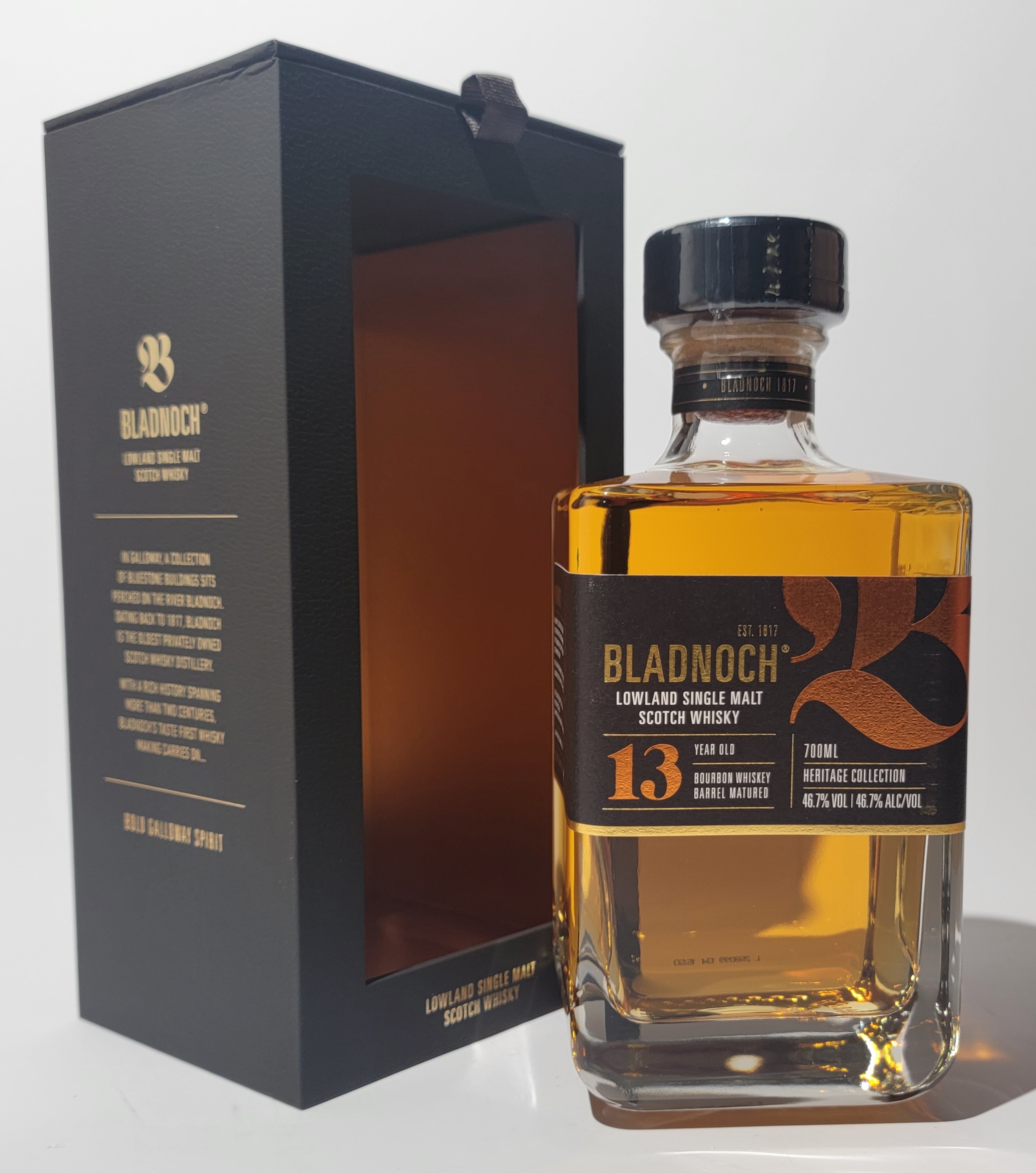 Bladnoch 13 Years Old Flasche vor Verpackungskarton - Bladnoch 13 Years Old Heritage