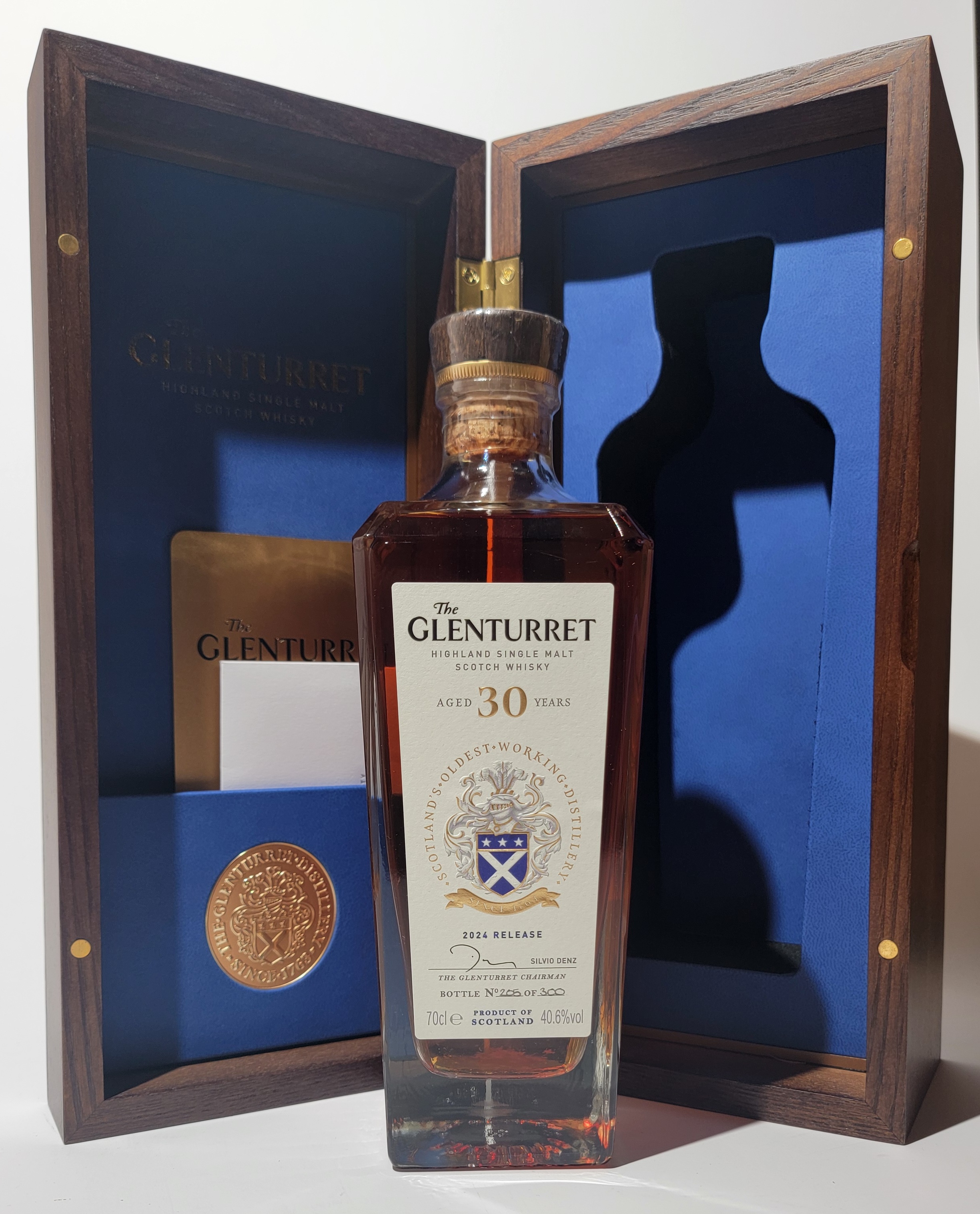 Flasche und geöffnete Holzbox des Glenturret 30 Years old 2024 Release