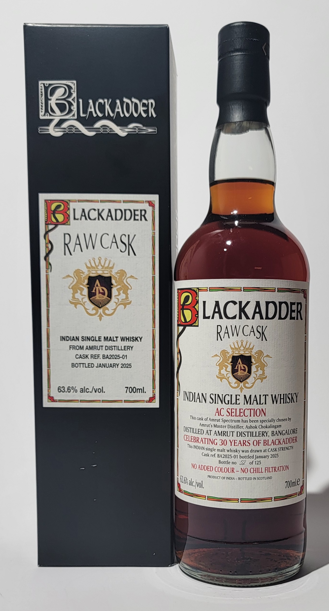 Blackadder Raw Cask Amrut Karton und Flasche des Blackadder Raw Cask Indian Single Malt von Amrut Distillery