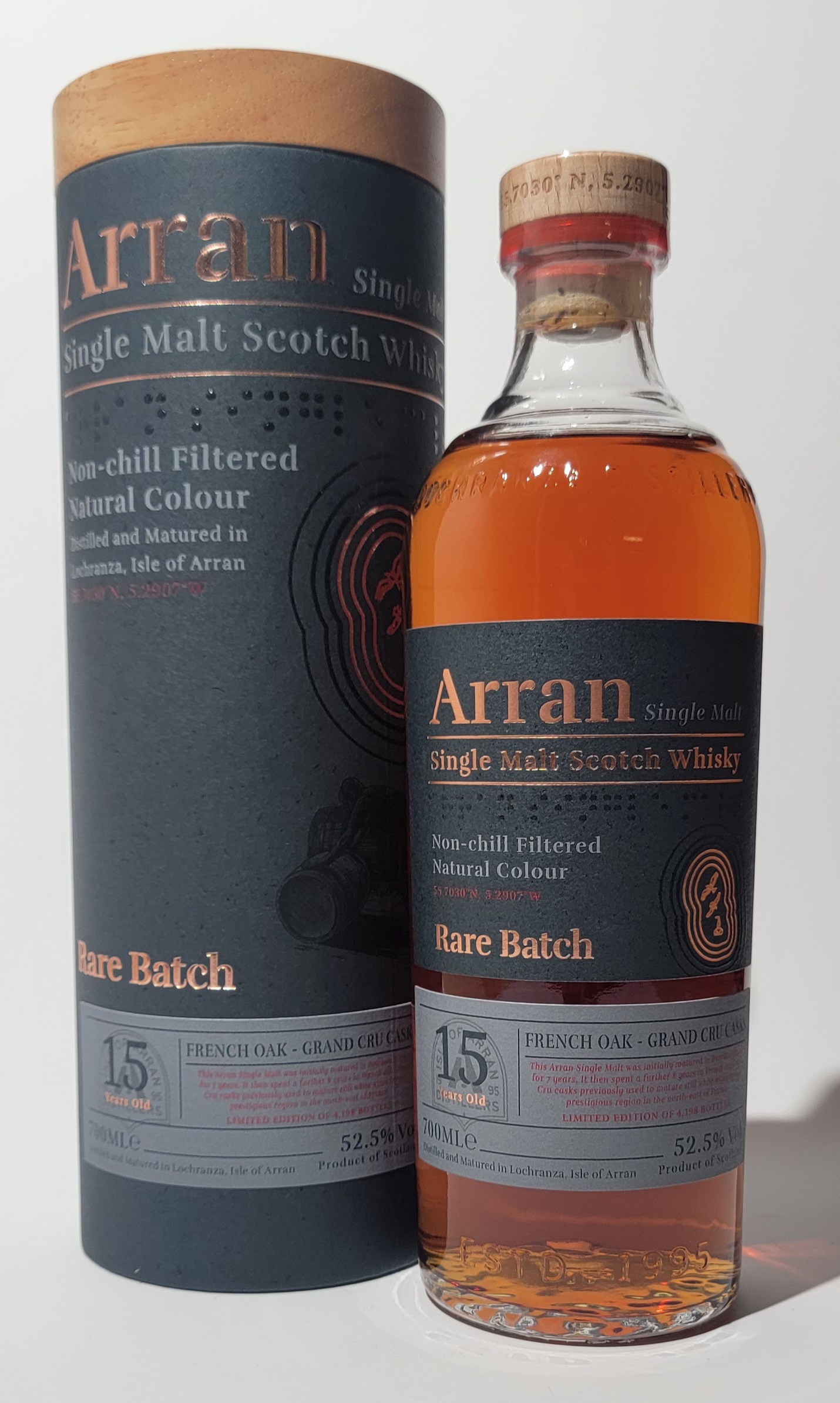 Flasche neben Karton Rollrohr mit Holzdeckel des Arran Rare Batch 15 Years Old