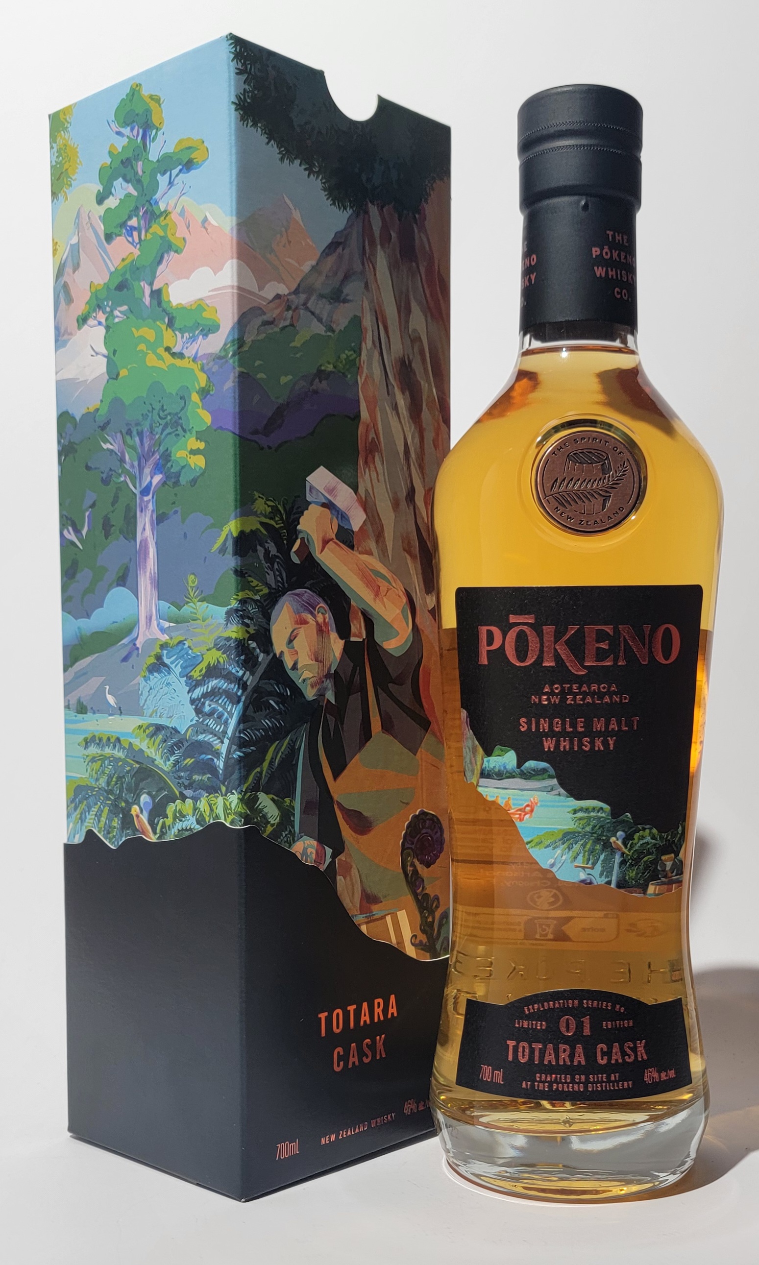 Flasche mit buntgestalltetem Verpackungskarton - Pokeno Totara Cask