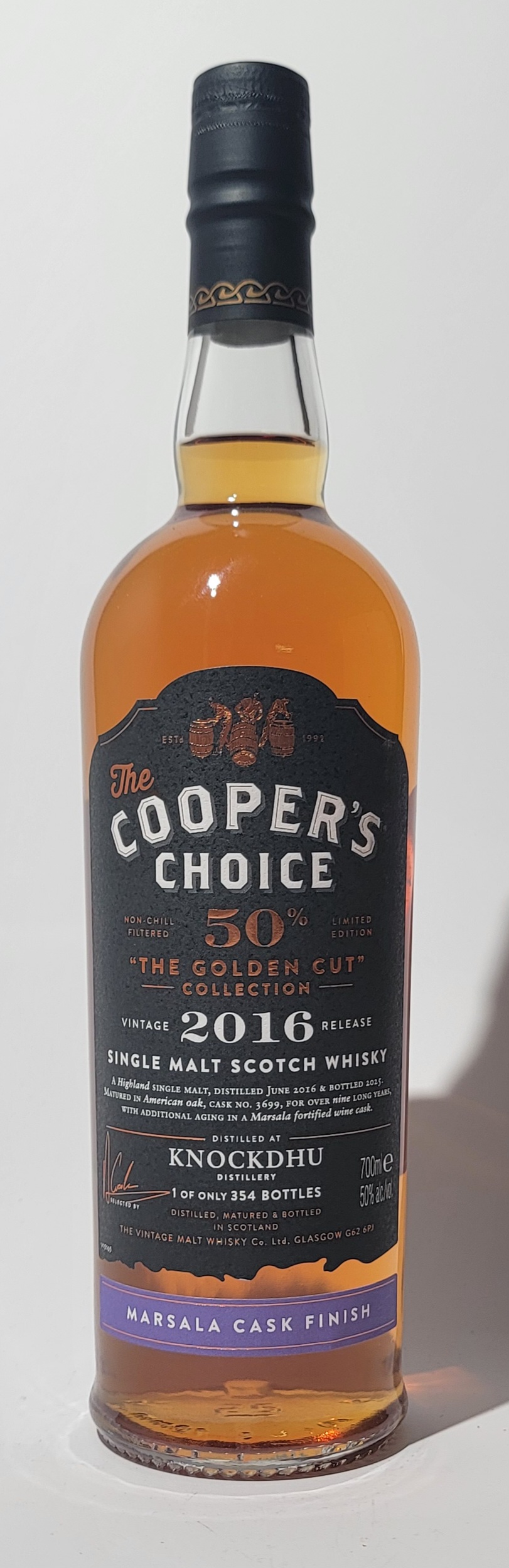 Flasche auf weißem Hintergrund - Cooper's Choice 'THE GOLDEN CUT' Knockdhu - Marsala Cask Finish