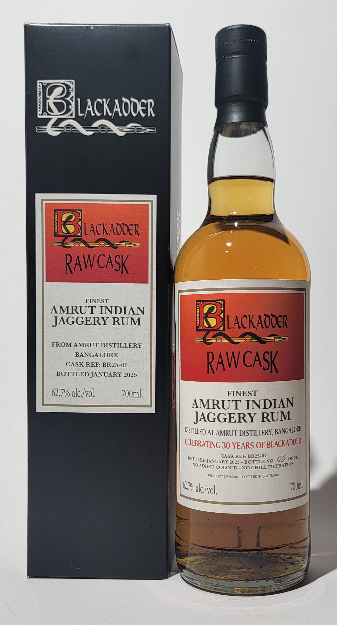 Blackadder Raw Cask Amrut Indian Jaggery Rum  Falsche und Karton des Blackadder Raw Cask Indian Jaggery Rum
