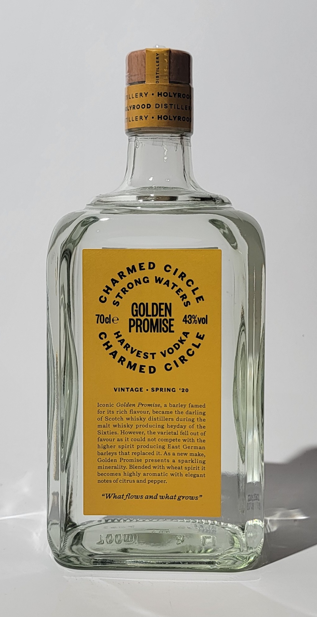 Flasche mit goldgelben Etikett. Charmed Circle Golden Promise 