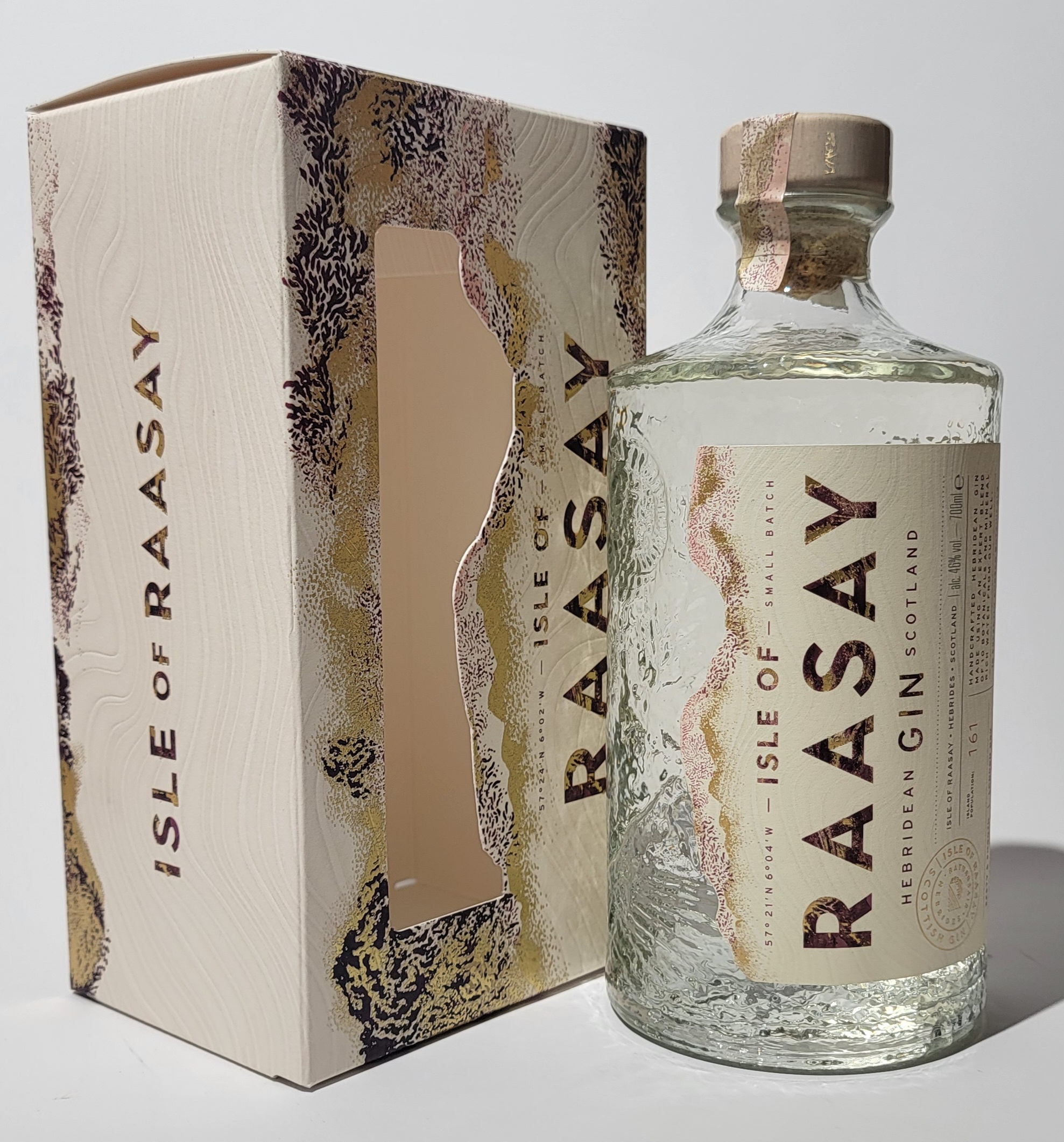 Flasche neben Karton des Raasay Gins