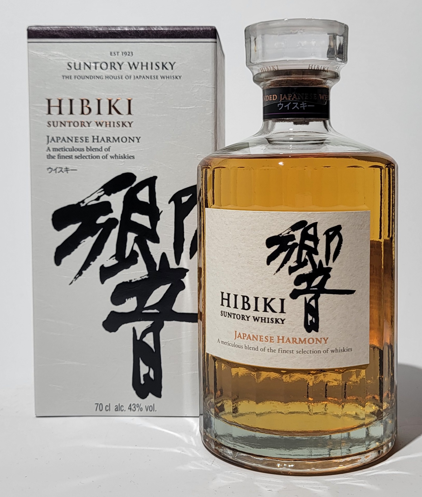 Die Falsche des Hibiki Japanese Harmony neben seiner Geschenksverpackung aus bedrucktem Karton