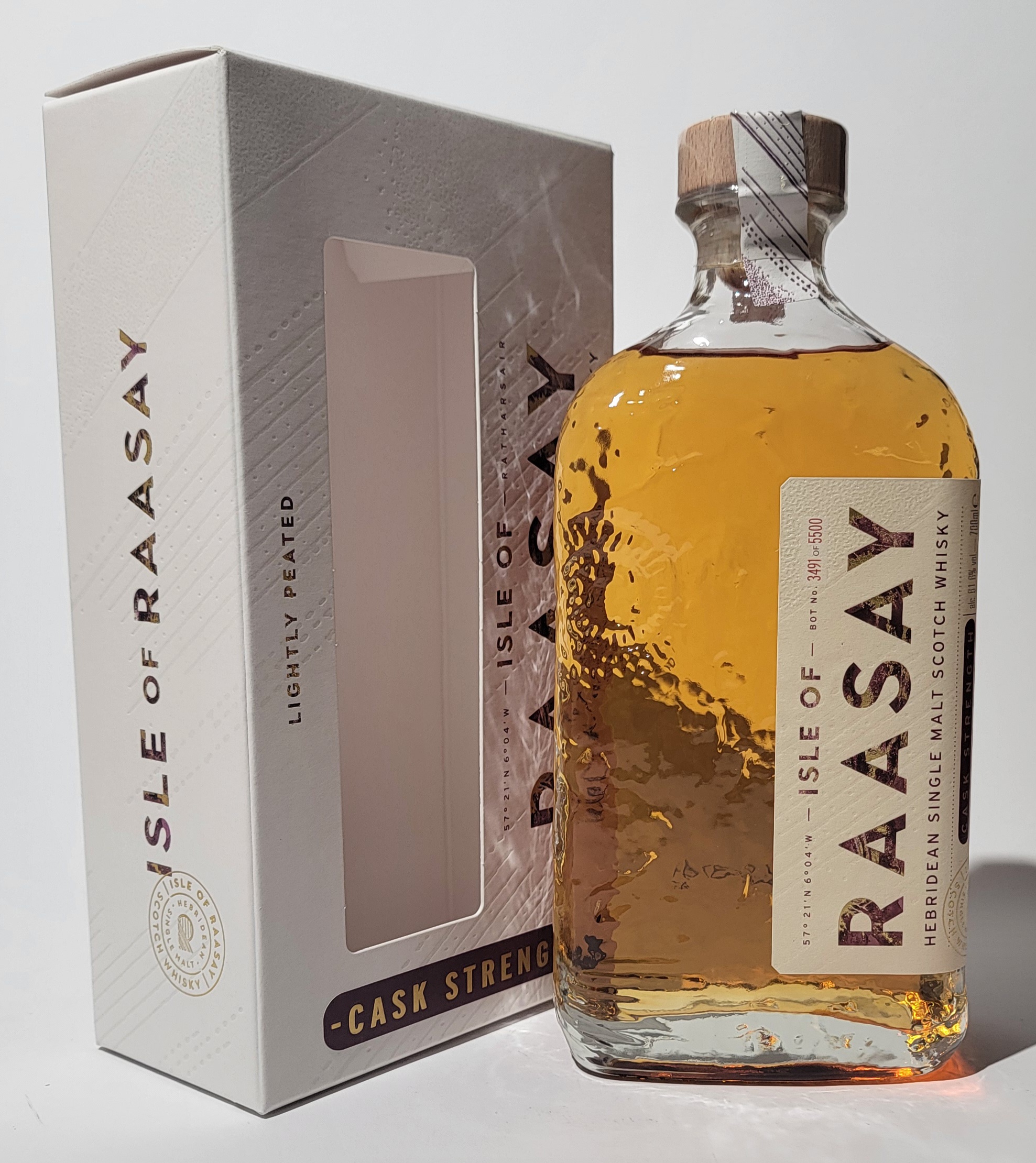 Flasche und Karton des Raasay Single Malt Cask Strength